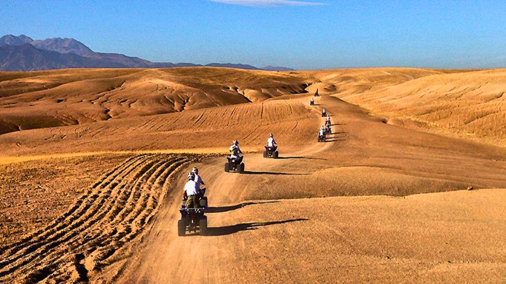 Visiter le Désert d'Agafay : Que Faire de Jour Comme de Nuit ? Montagne sahara